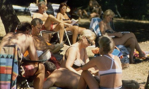 Nederlandse leestoeristen aan het Lago di Bracciano
