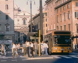 Busstation op het Largo Argentina in Rome. Verderop in de straat de barokke kerk il Ges.