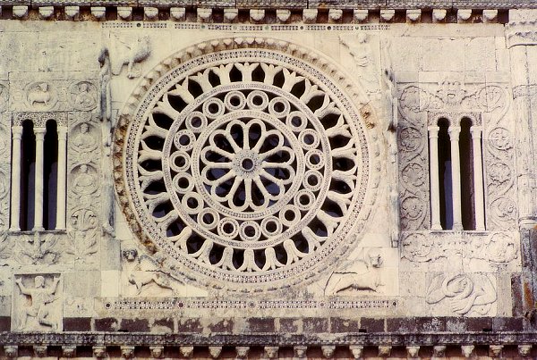 Tuscania , voormalige dom San Pietro, roosvenster 12e eeuw.