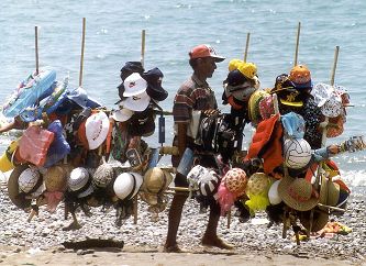 Venditore ambulante aan de kust.