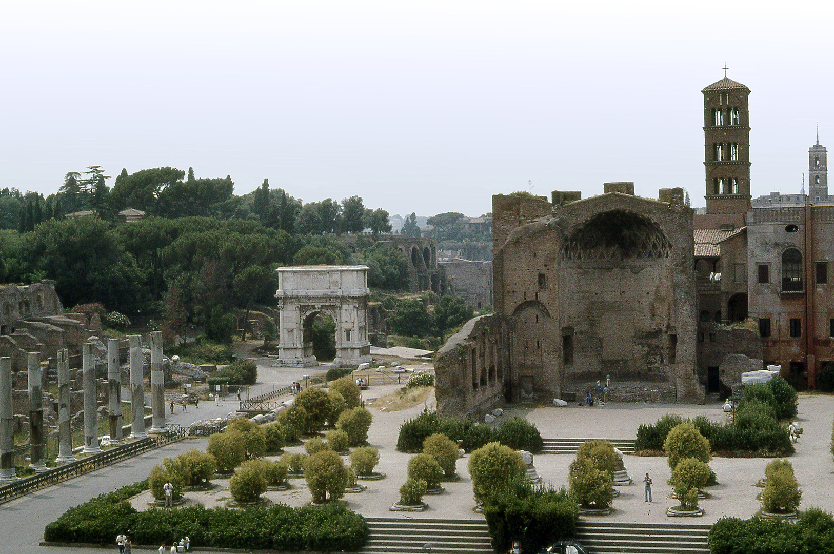 Titusboog (L) en Tempel van Venus en Roma (R); Arch of Titus (L) and Temple of Venus and Roma (R)