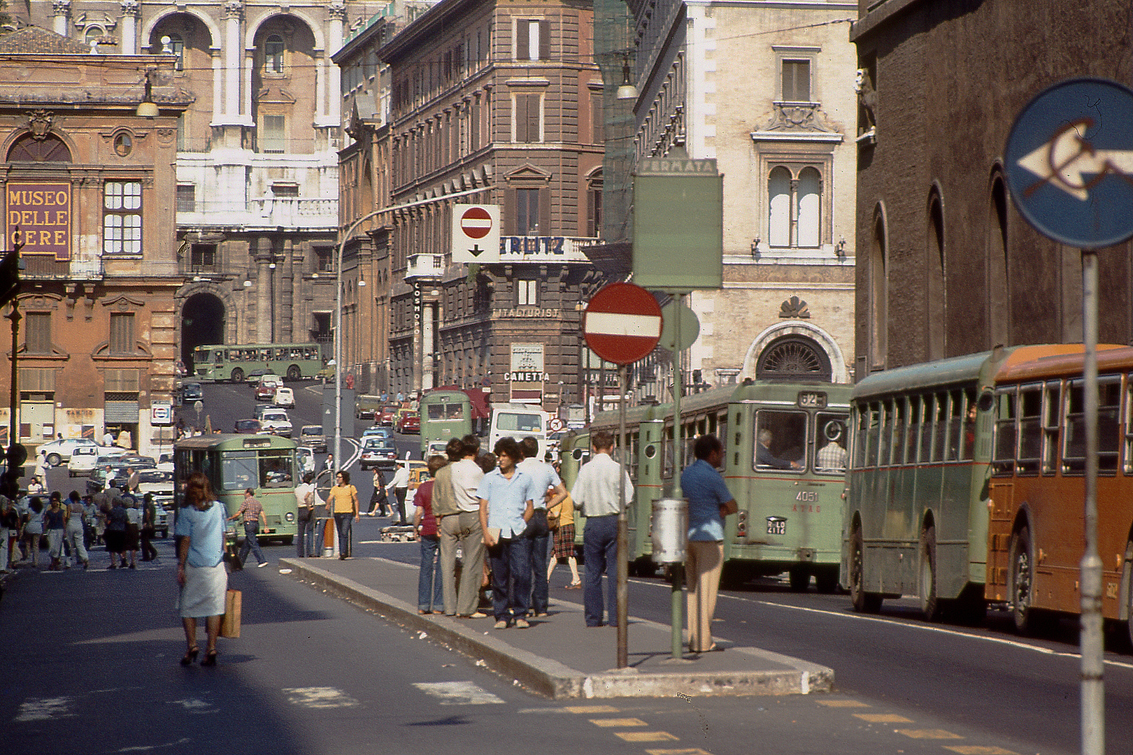 Bushalte in Rome, Bus-stop in Rome, Italy