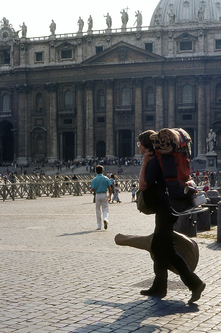 Govert op het Sint-Pietersplein (Rome); Backpacker on Saint Peter