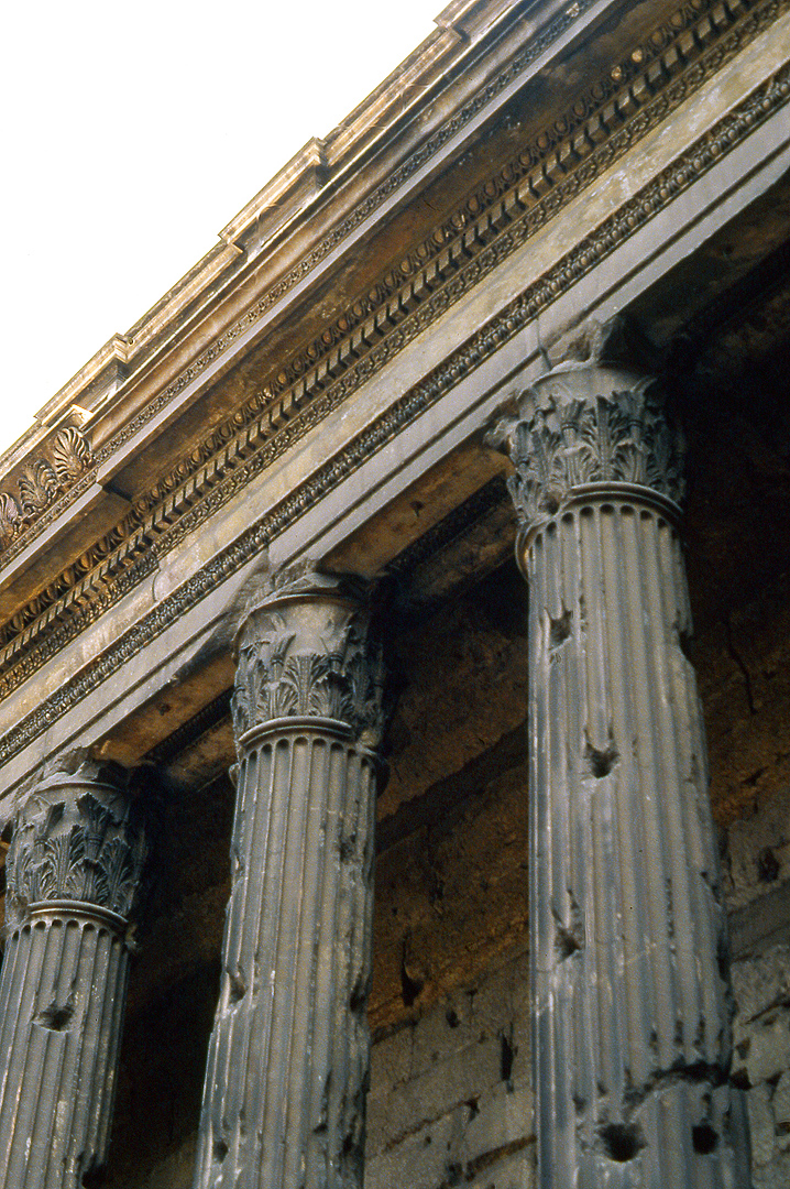 Tempel van Hadrianus (Rome); Hadrian
