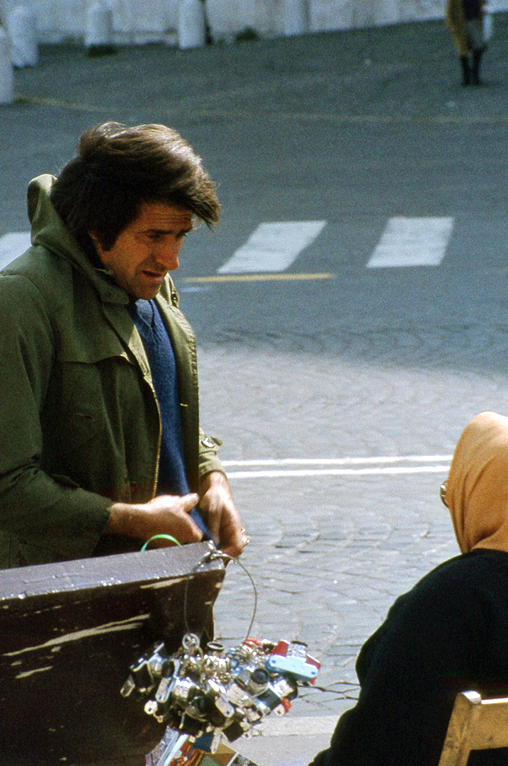 Souvenirverkopers (Rome, Itali); Souvenir sellers (Rome, Italy)