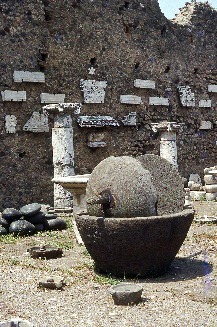 Olijfpers in Pompeii (Campanië, Italië), Olive press Pompeii (Pompeii, Campania, Italy)
