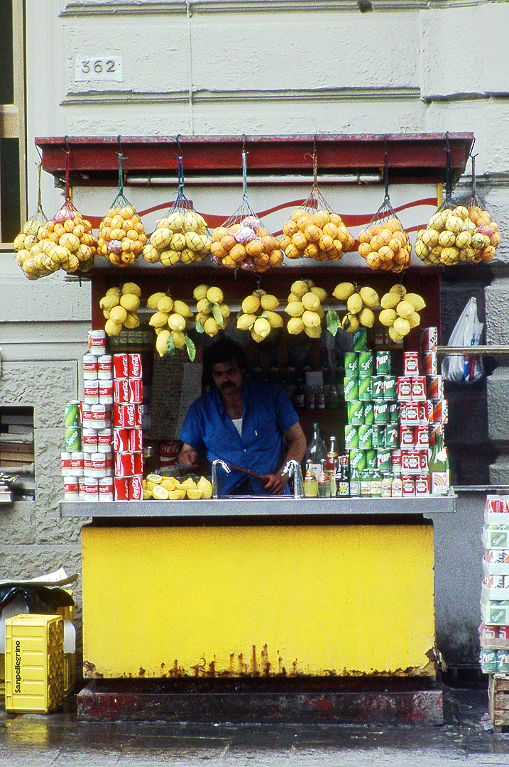 Granita-verkoper, Napels (Campani, Itali), Granita seller in Naples (Campania, Italy)