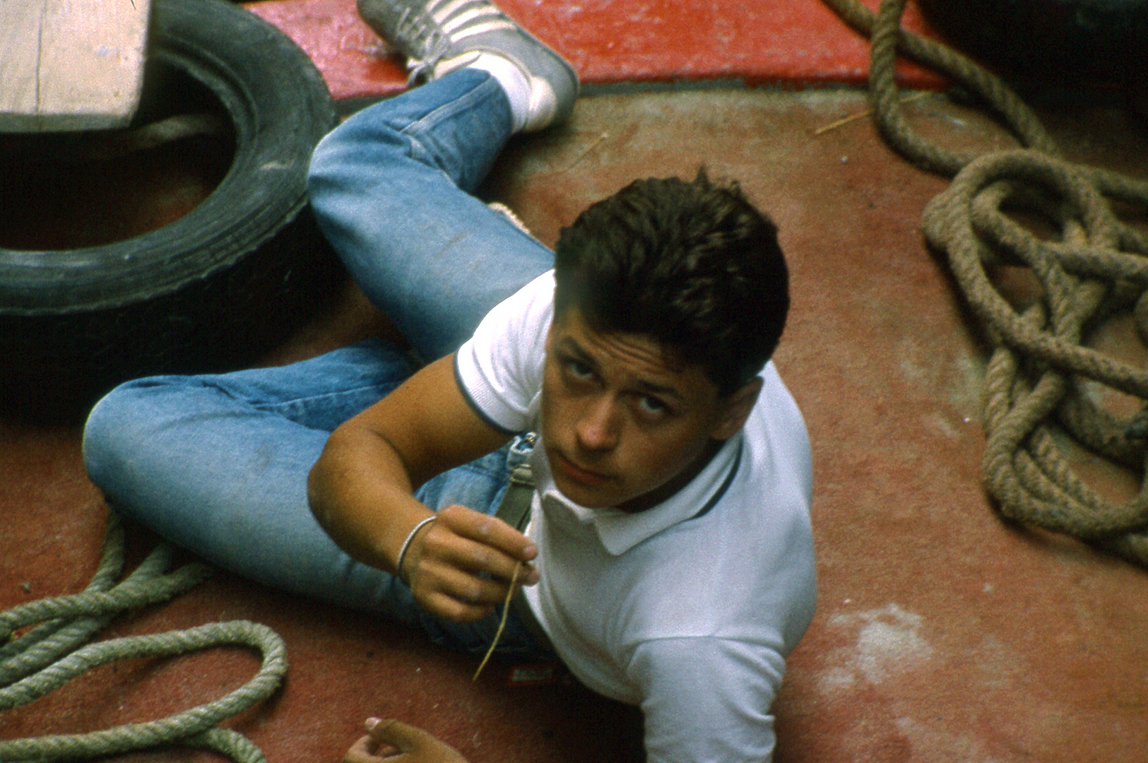 Jongeman op het dek van een boot (Veneti, Itali), Young man on a boat deck (Venice, Italy)