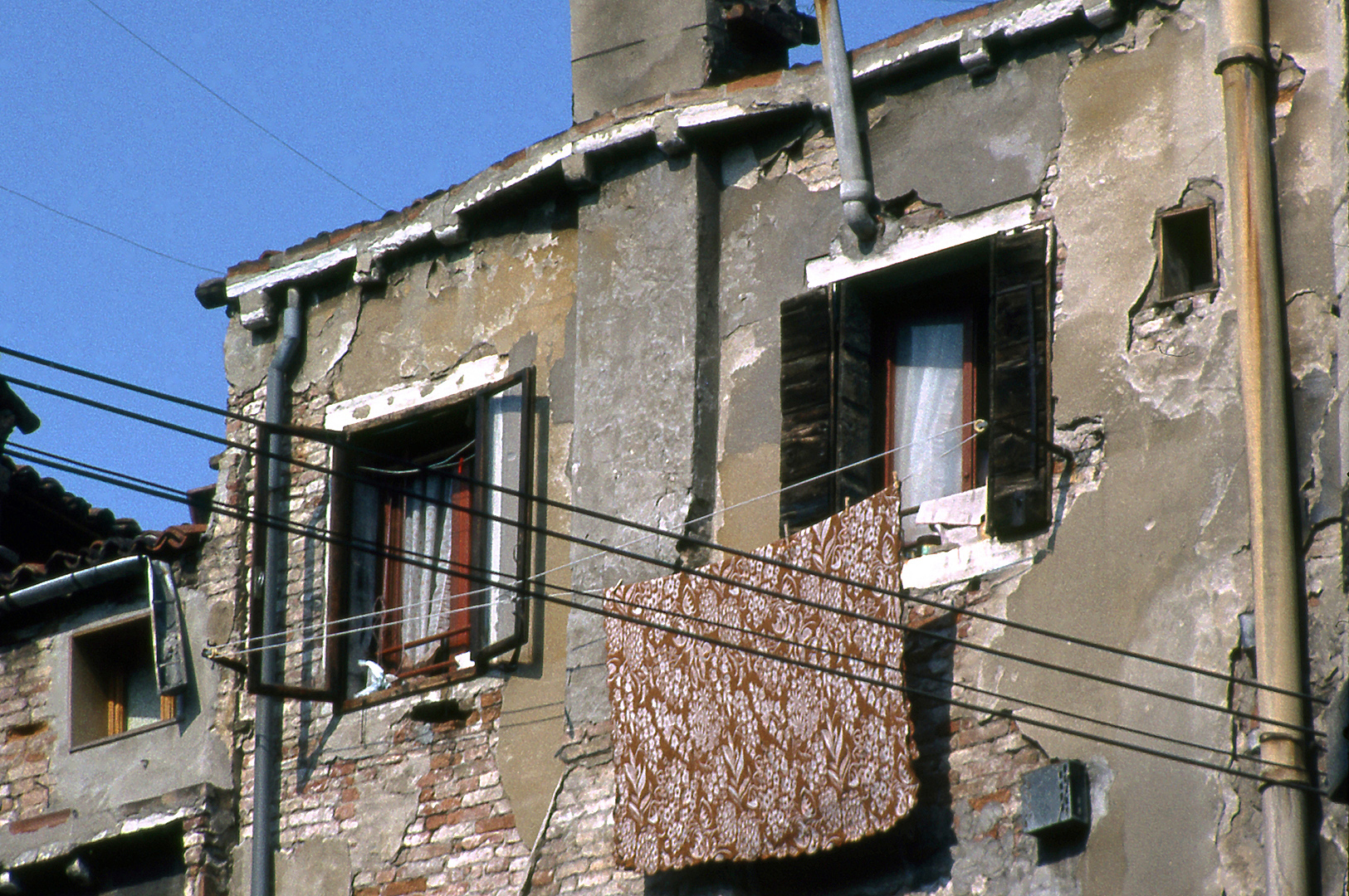 Bouwvallig huis in Veneti (Veneto, Itali); Ruinous house in Venice (Veneto, Italy)