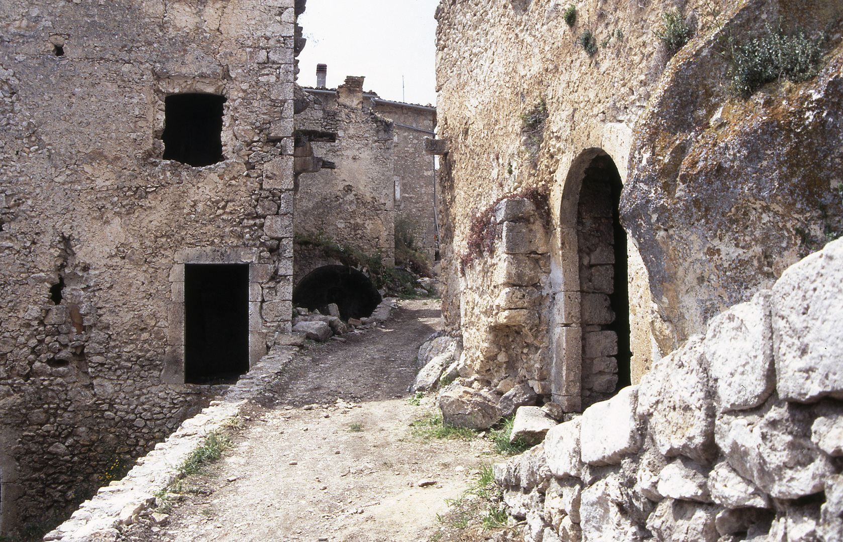 Calascio voor de restauratie (Abruzzen, Itali), Calascio before restauration (Abruzzo, Italy)