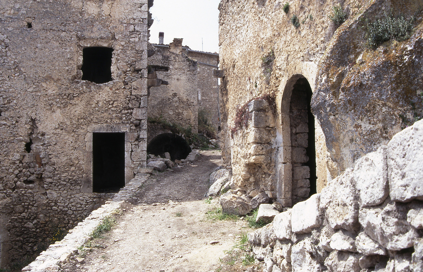 Calascio voor de restauratie (Abruzzen, Itali); Calascio before restauration (Abruzzo, Italy)