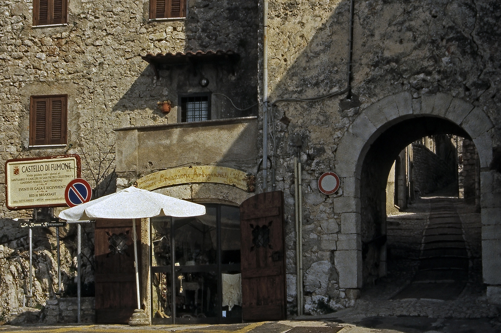 Porta Romana in Fumone (Lazio, Itali); Porta Romana in Fumone (Lazio, Italy)