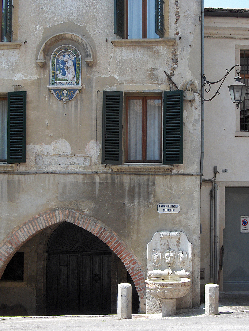 Fonteintje in Asolo (Veneto, Itali); Little fountain at Asolo (Veneto, Italy)