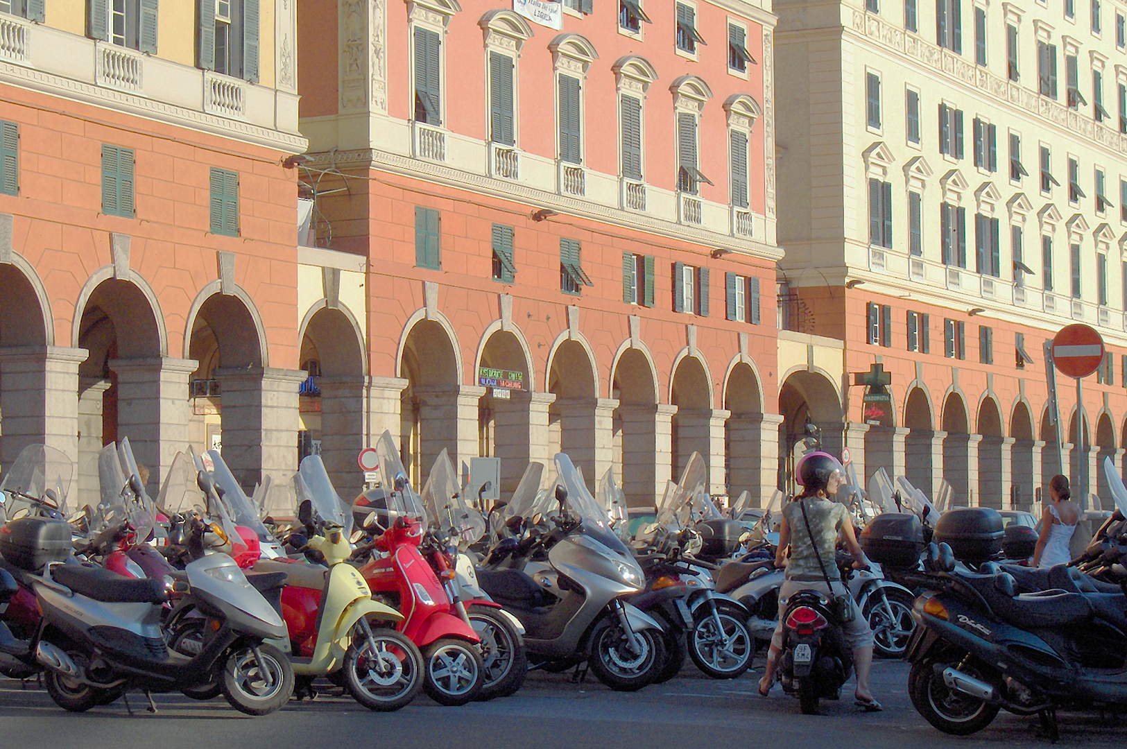 Piazza Caricamento, Genua.; Piazza Caricamento, Genoa.