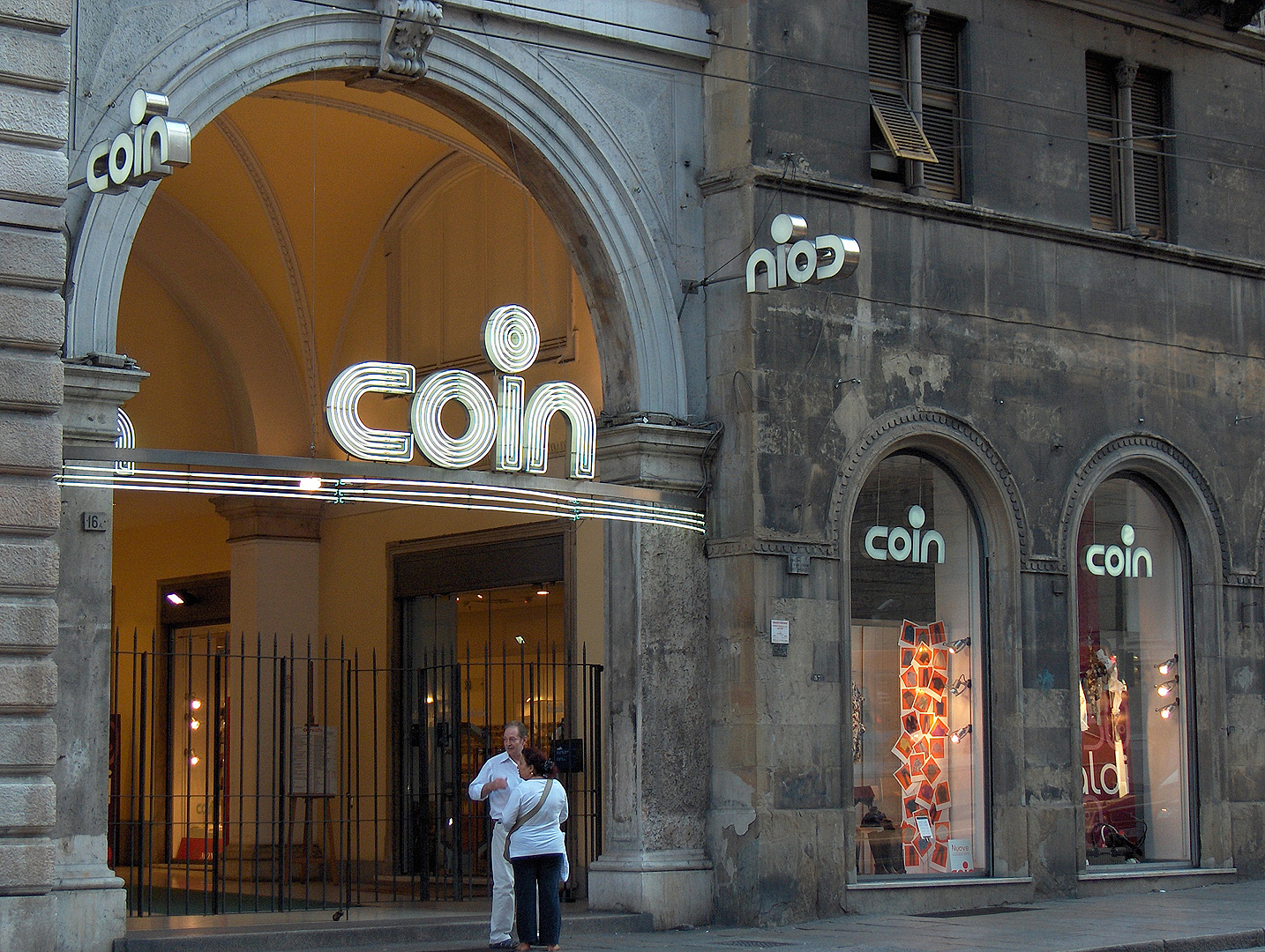 Coin warenhuis in Genua; Coin department store, Genoa