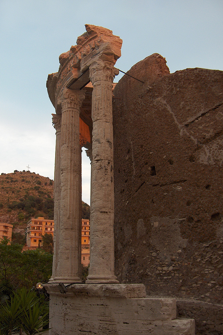 Tempel van Vesta in Tivoli (RM, Lazio, Itali); Temple of Vesta, Tivoli (RM, Lzio, Italy)