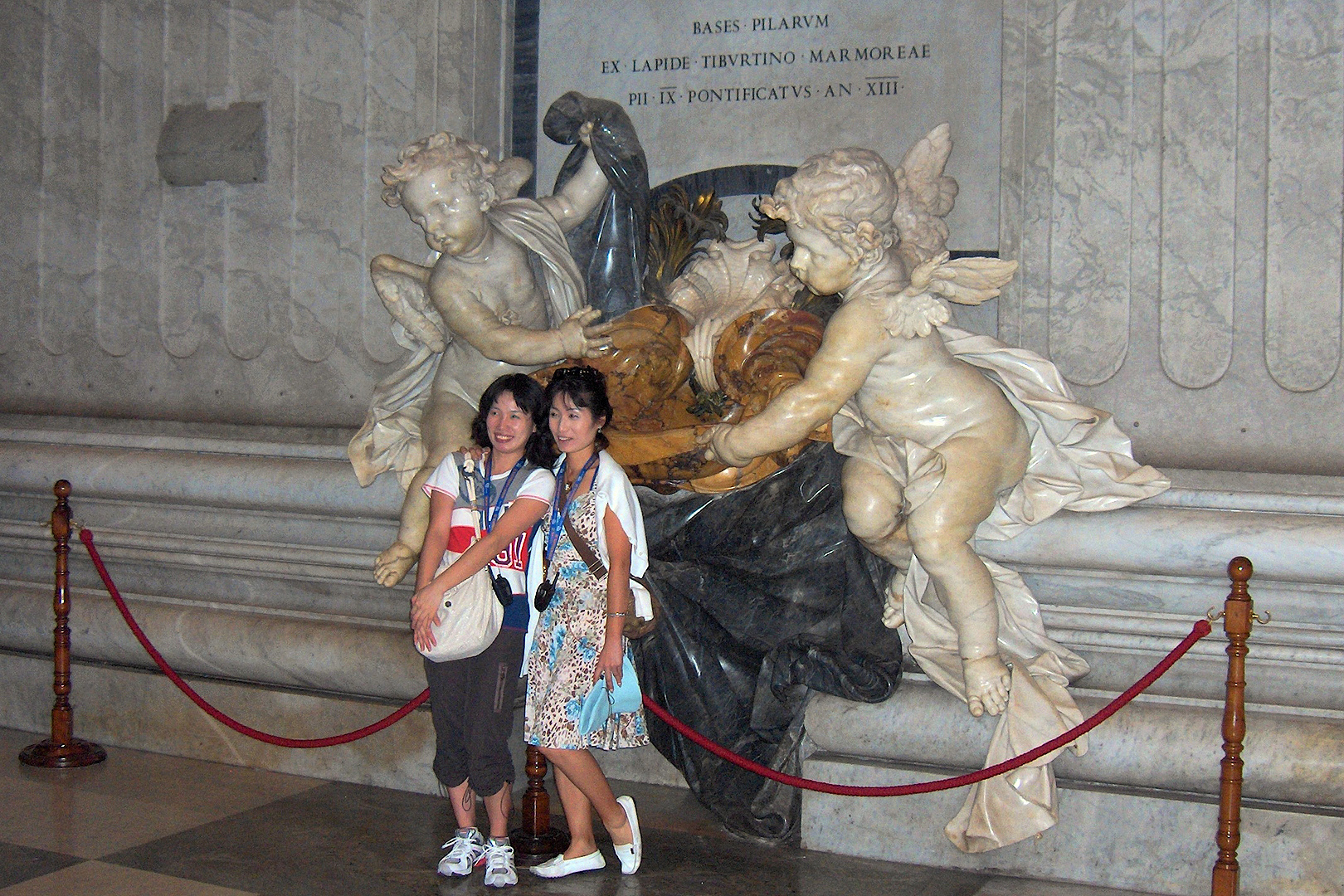 Toeristen in de Sint-Pieter, vaticaanstad, Rome, Tourists in the Basilica of Saint Peter, Rome