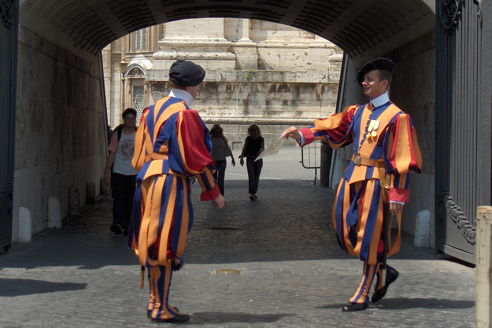 Zwitserse gardisten in Vaticaanstad, Rome; Swiss guards in the Vatican, Rome.