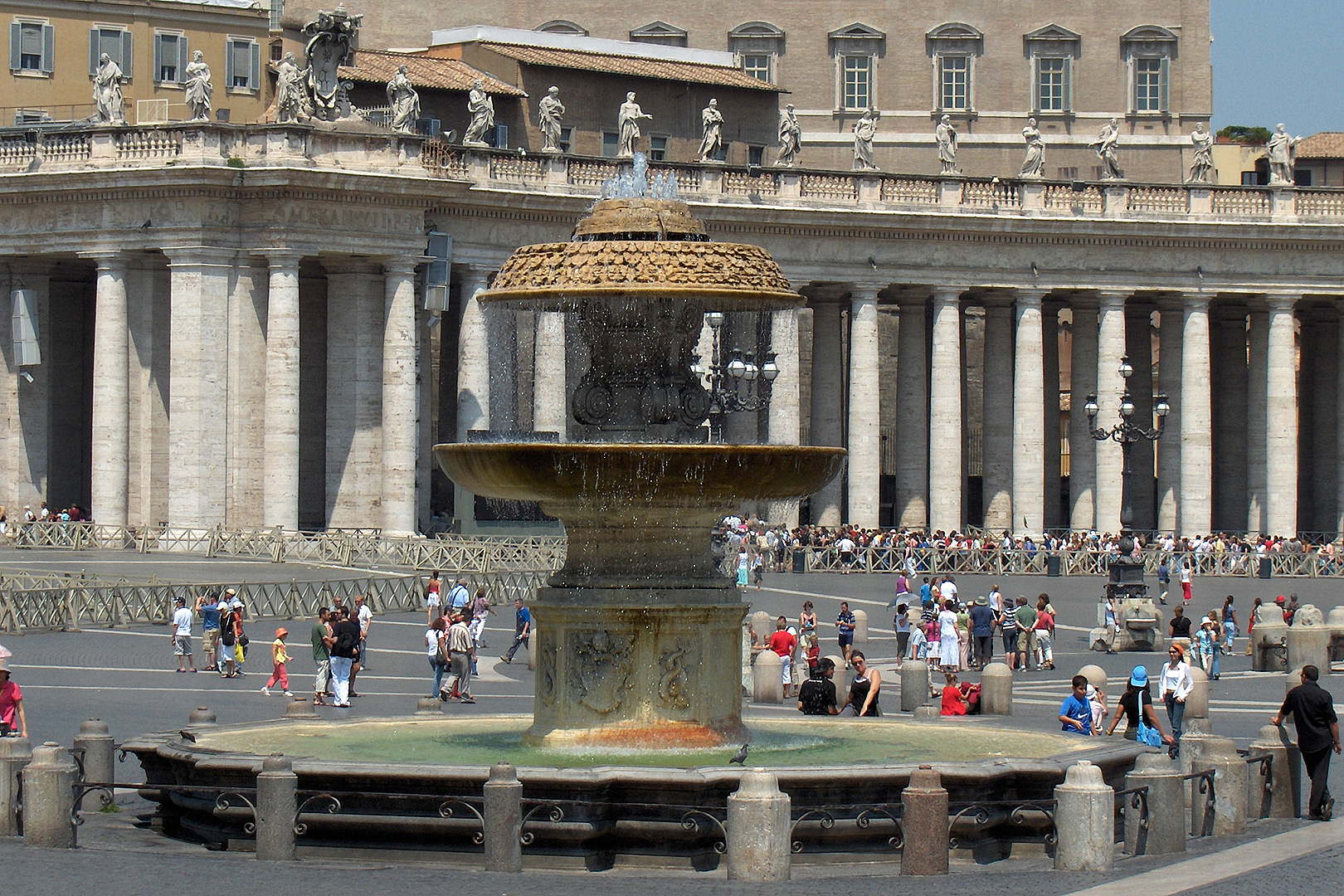 Fontein op het Sint-Pietersplein, Rome.; Fountain on Saint Peter