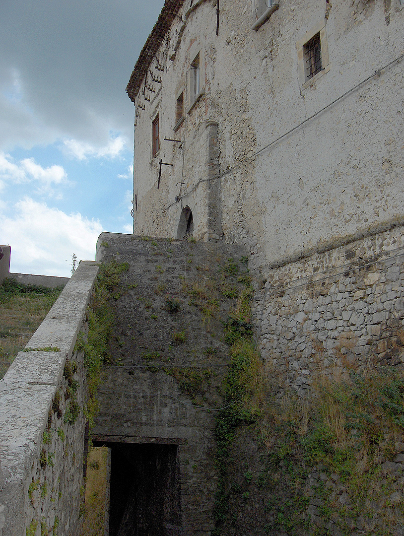 Franceschelli-kasteel (Montazzoli, Abruzzen); Franceschelli-castle (Montazzoli, Abruzzo)