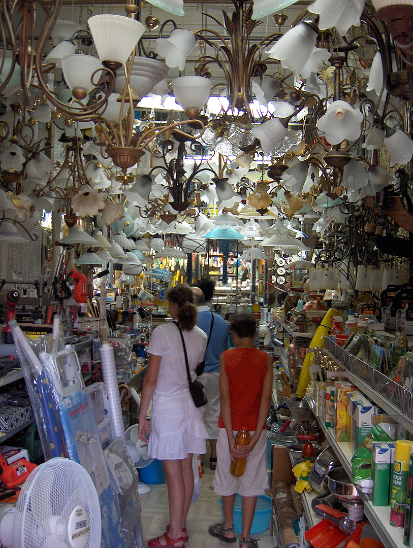 Ijzerwarenwinkel in Agnone (Molise, Itali); Ironmongers