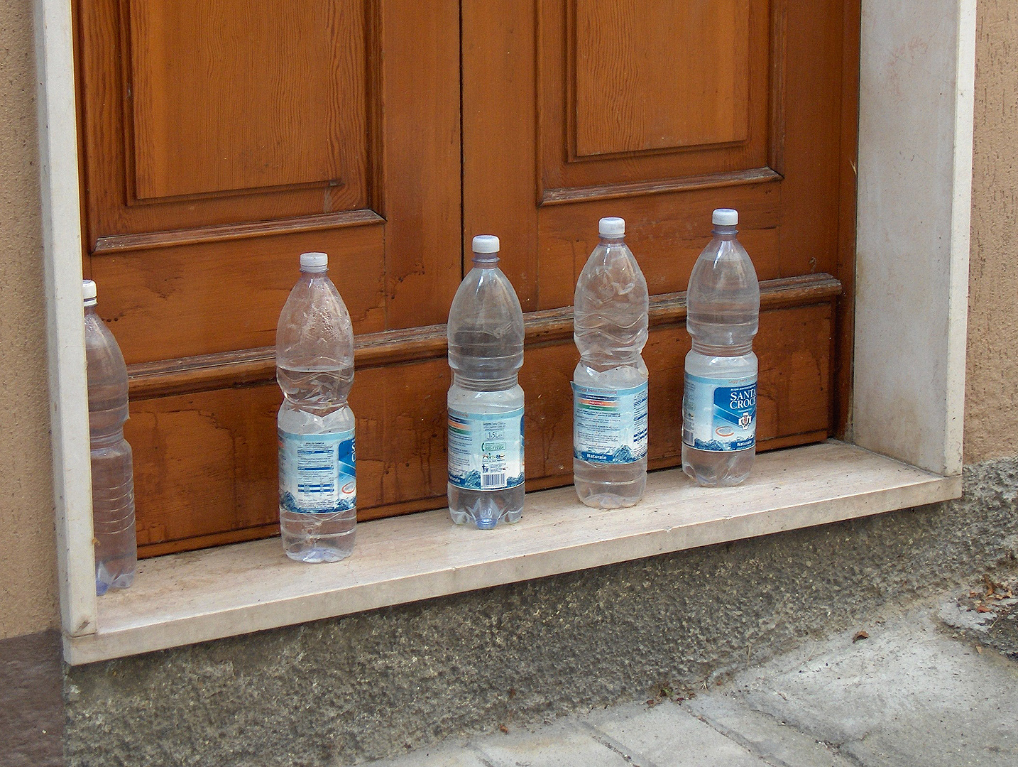 Waterflessen in Colledimezzo (Abruzzen, Itali), Water bottles in Colledimezzo ( Abruzzo, Italy)