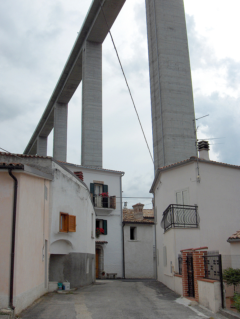 Viaduct in de SS652 (Abruzzen, Itali), Bridge in the SS652 (Abruzzo, Italy)