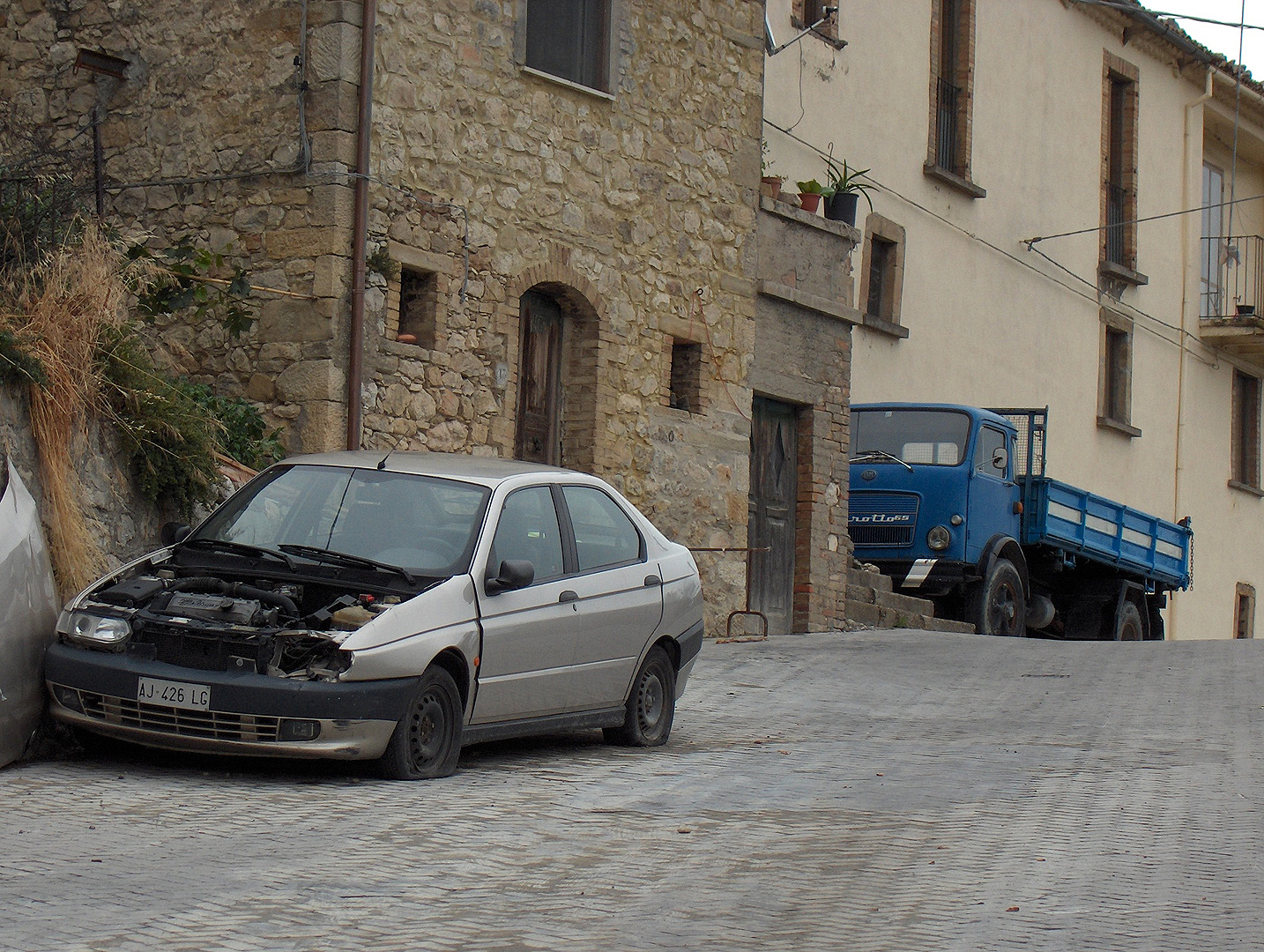 Autowrak in Carunchio (Abruzzen, Itali); Car wreck in Carunchio (Abruzzo, Italy)