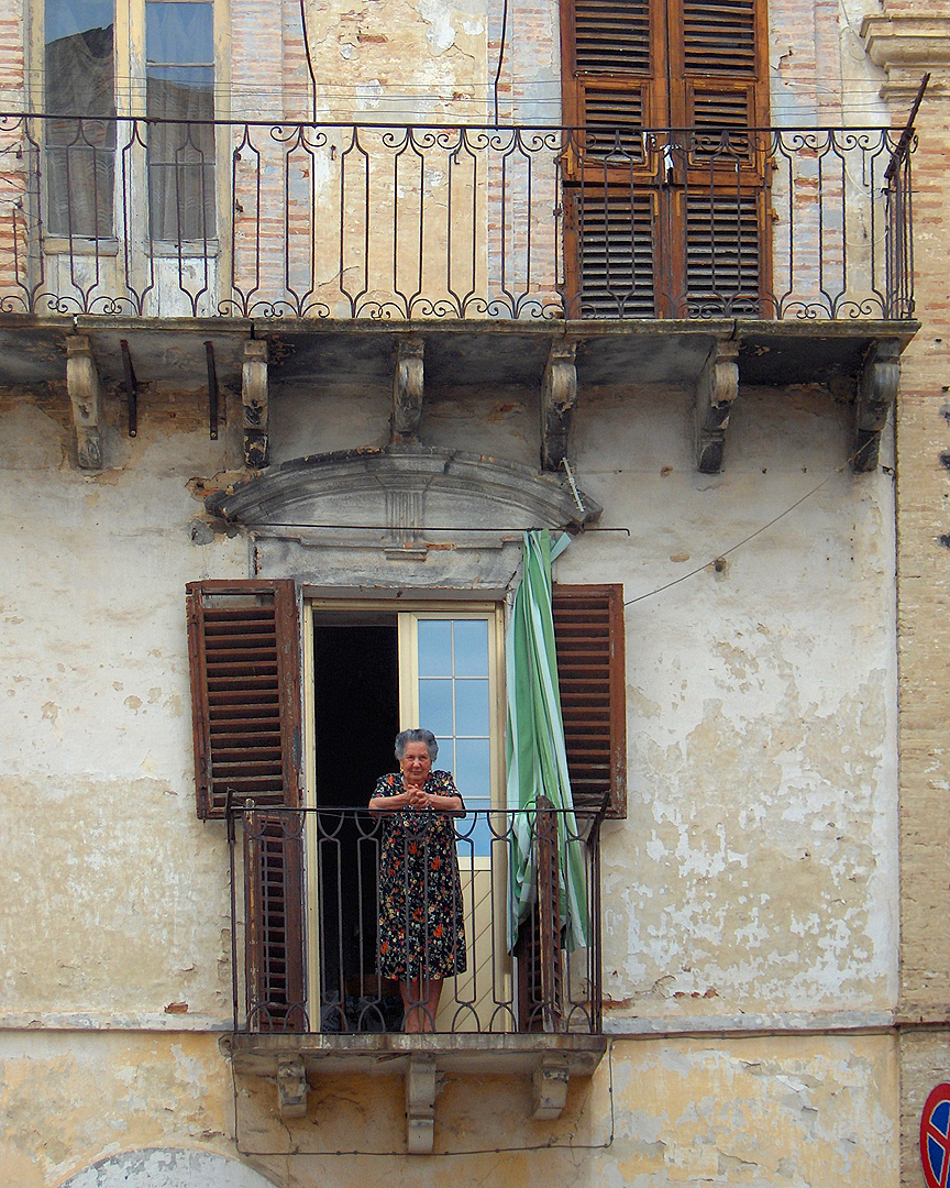 Vrouw op een balkon. Lanciano (Abruzzen, Itali), Woman on a balcony. Lanciano (Abruzzo, Italy)