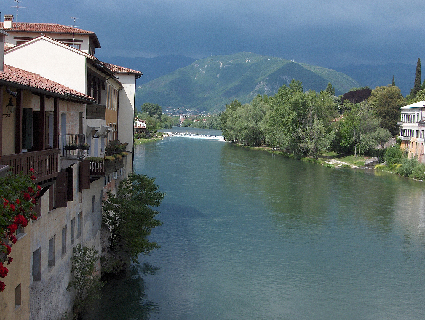 Rivier de Brenta (Bassano del Grappa, Itali); Brenta River (Bassano del Grappa, Italy)