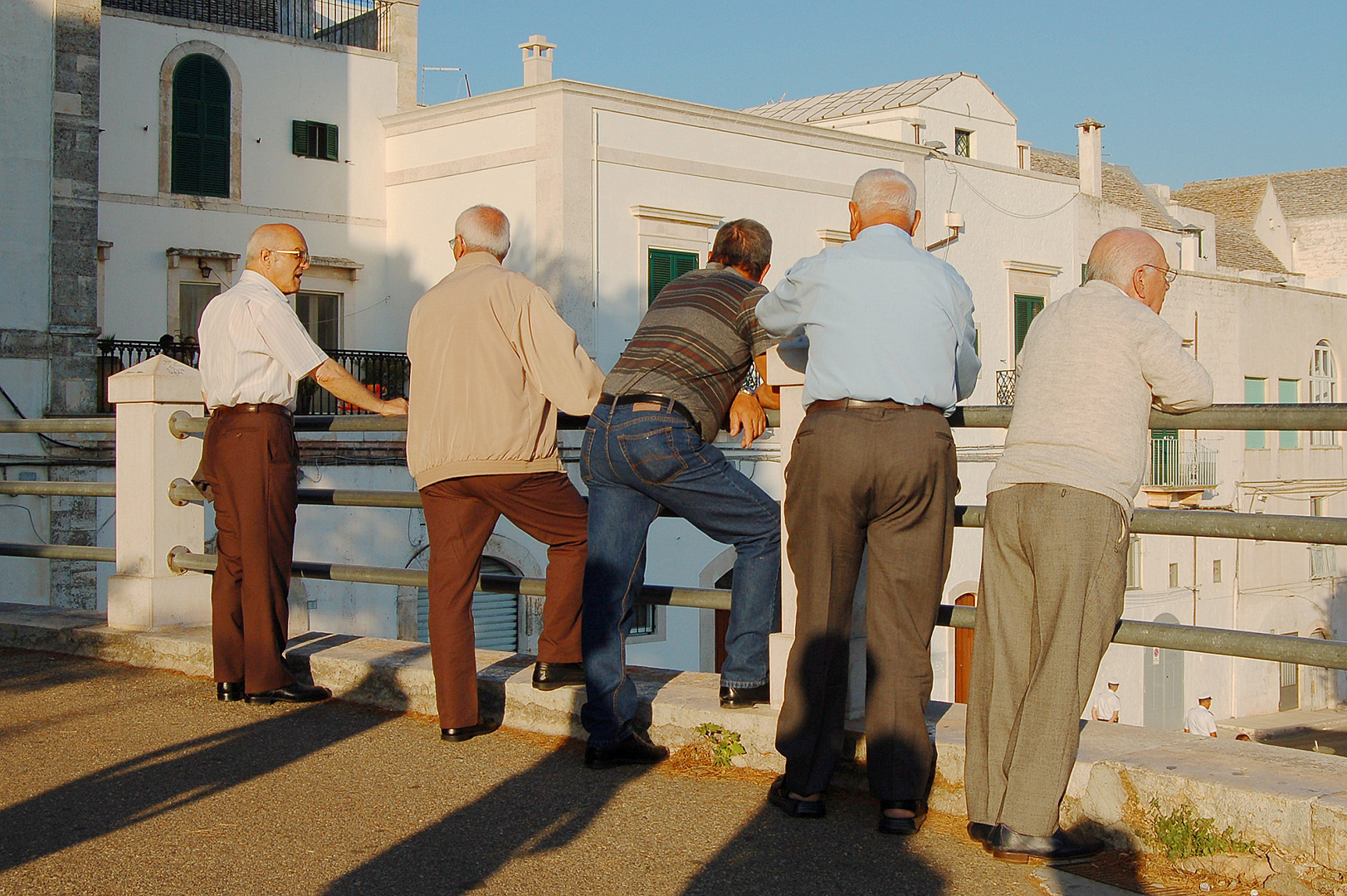 Hangouderen in Locorotondo (Apuli, Itali); Elderly men in Locorotondo (Apulia, Italy)