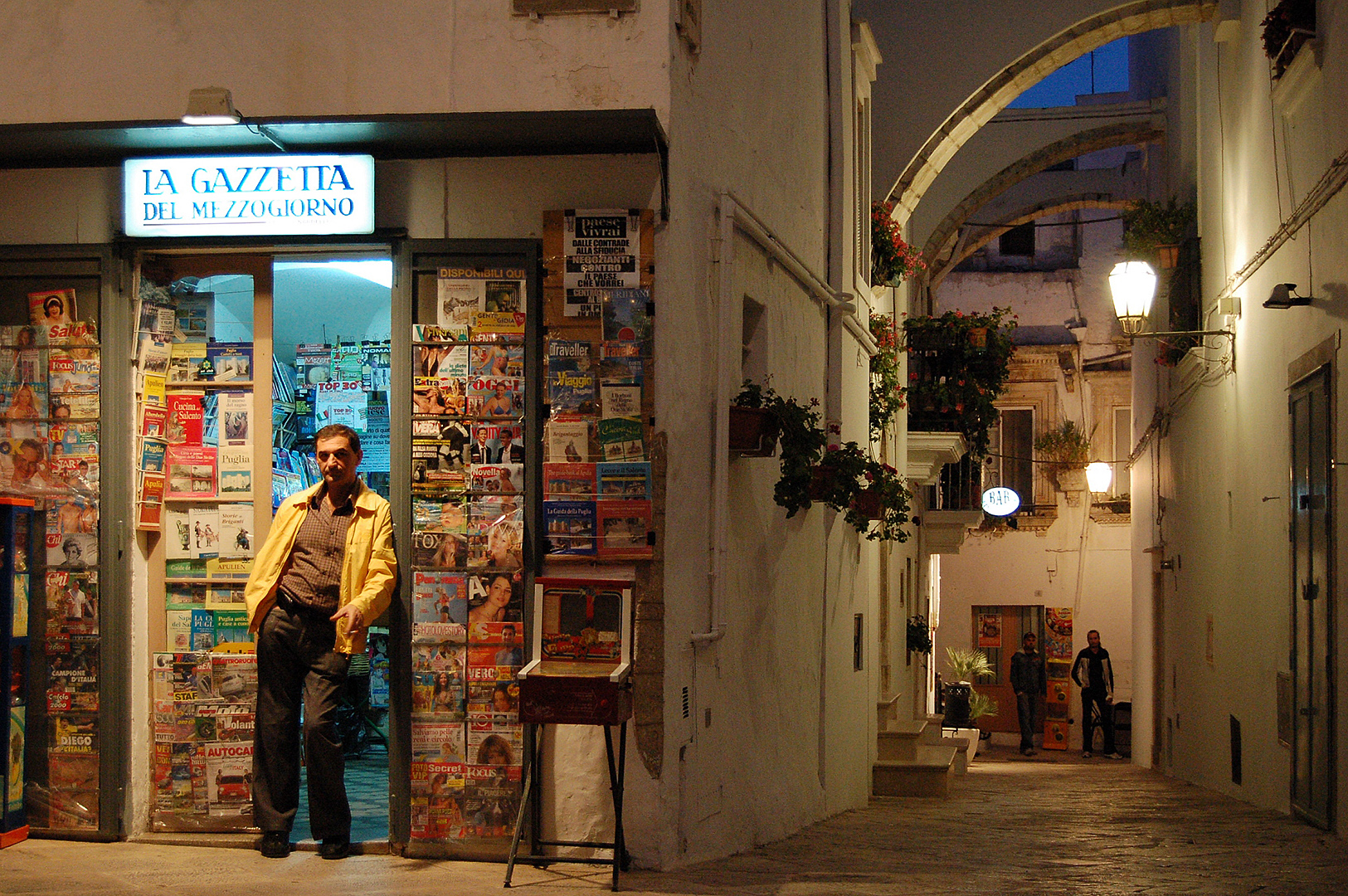 Tijdschriftenwinkel Locorotondo (Apuli, Itali); Newspaper-shop in Locorotondo (Apulia, Italy)