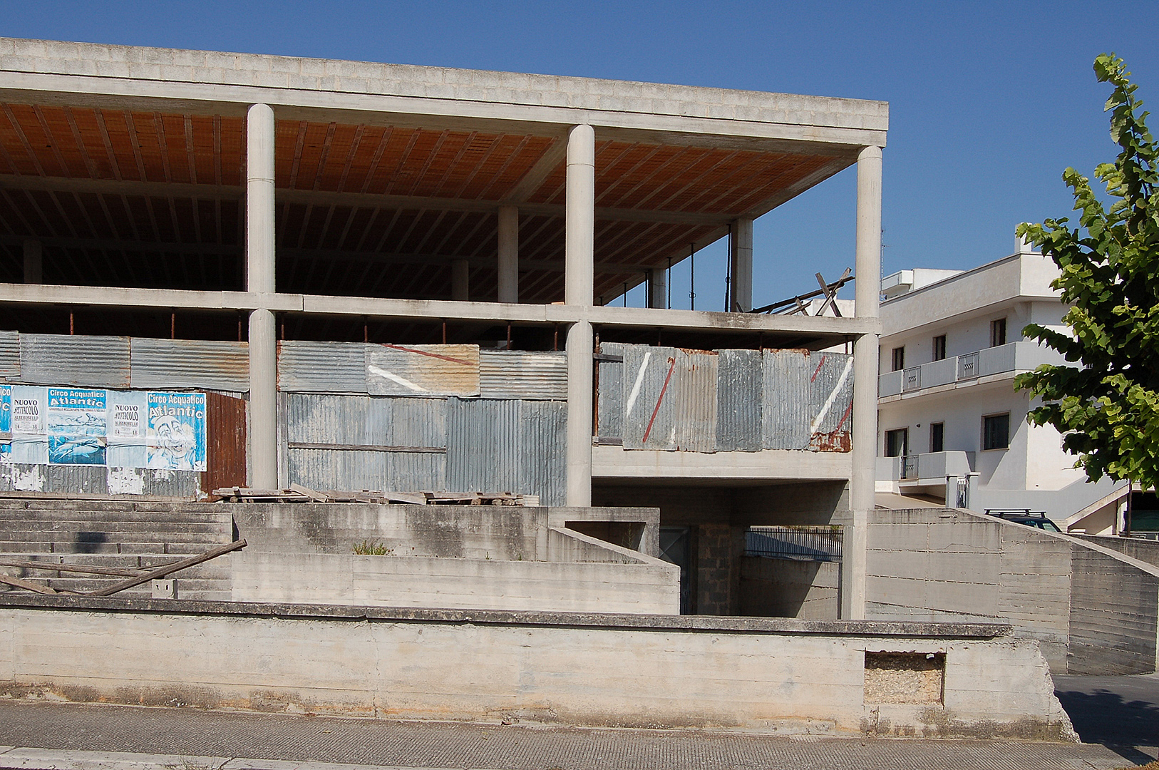 Onvoltooid gebouw (Apuli, Itali); Unfinished building (Apulia, Italy)
