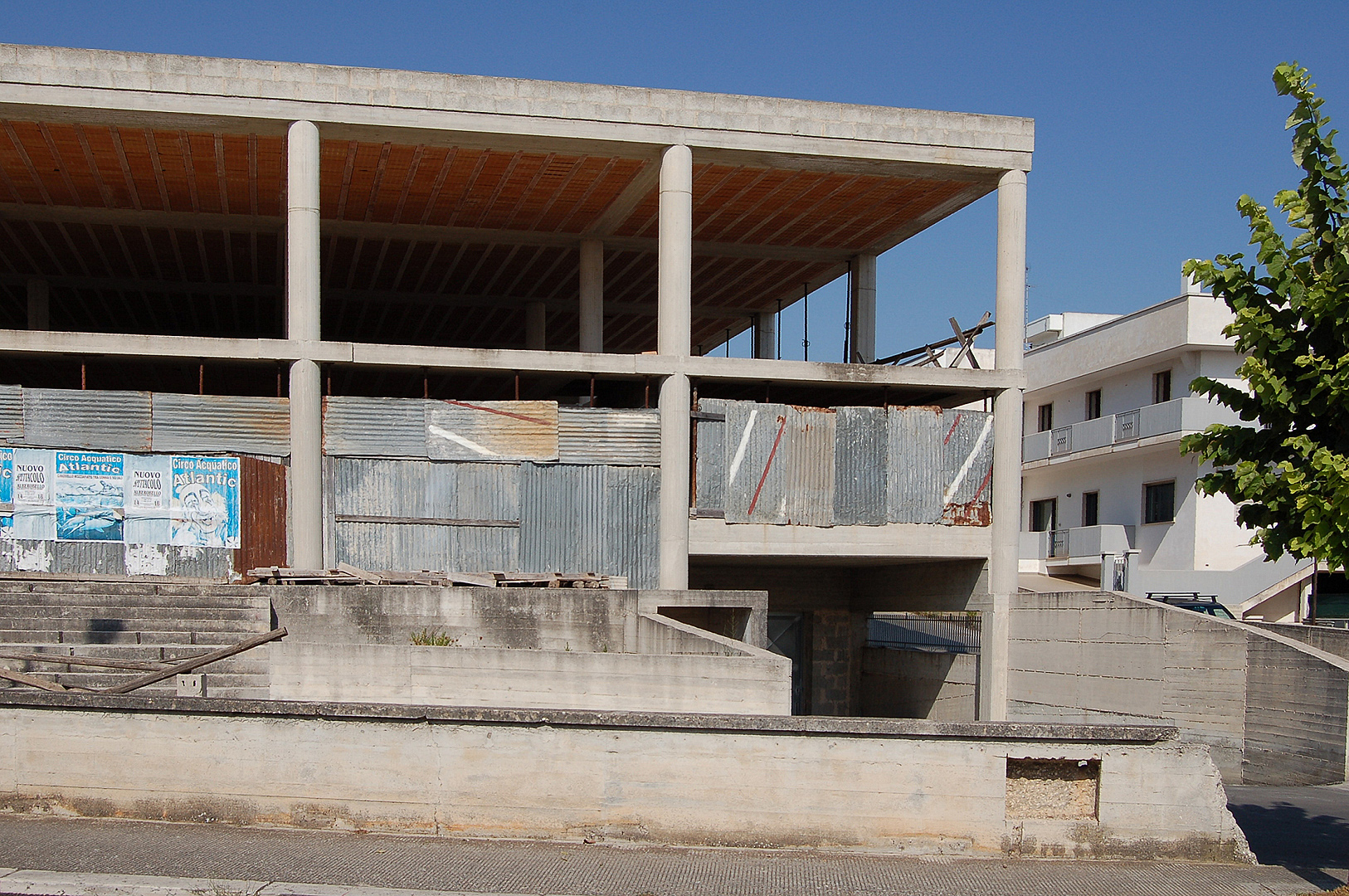 Onvoltooid gebouw (Apuli, Itali), Unfinished building (Apulia, Italy)