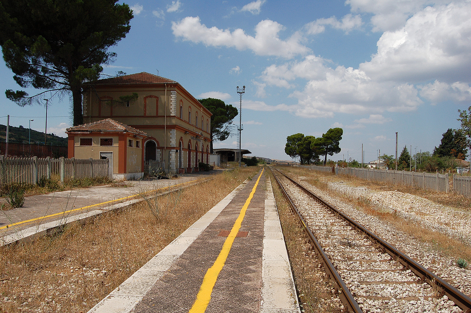 Verlaten spoorstation (Basilicata, Itali); Abandoned railway station (Basilicata, Italy)