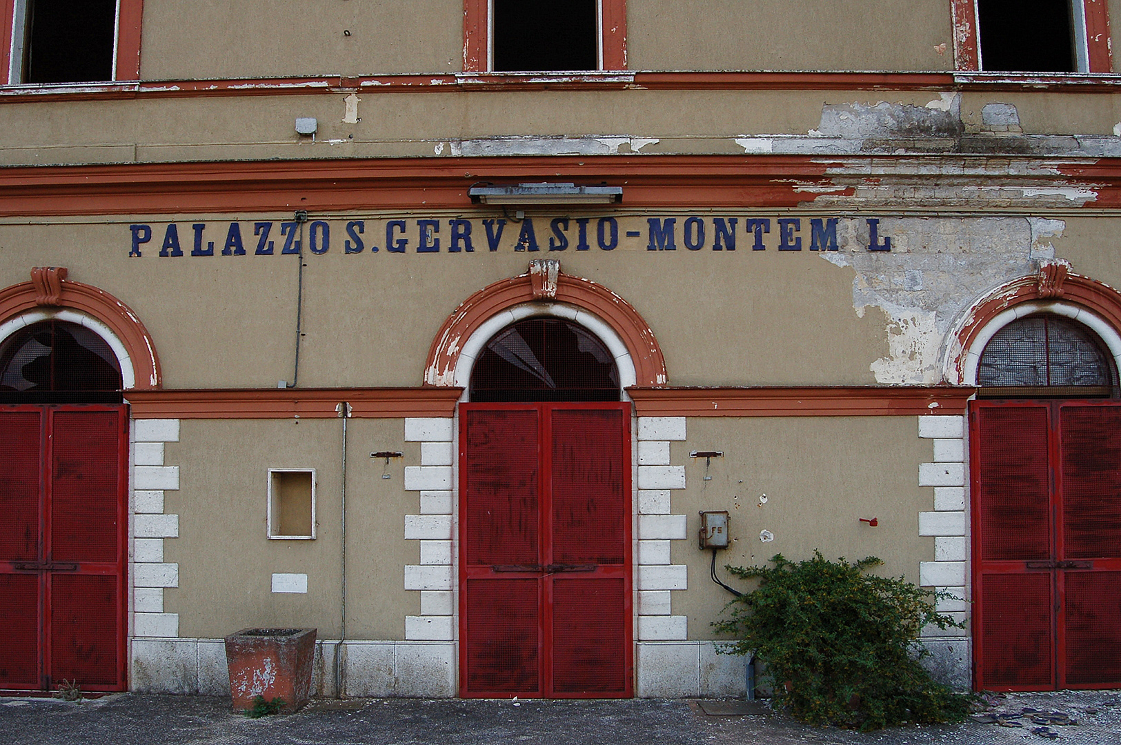 Verlaten spoorstation (Basilicata, Itali), Abandoned railway station (Basilicata, Italy)