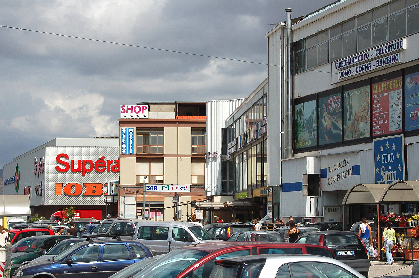 Winkelcentrum (Abruzzen, Itali); Shopping centre (Abruzzo, Italy)