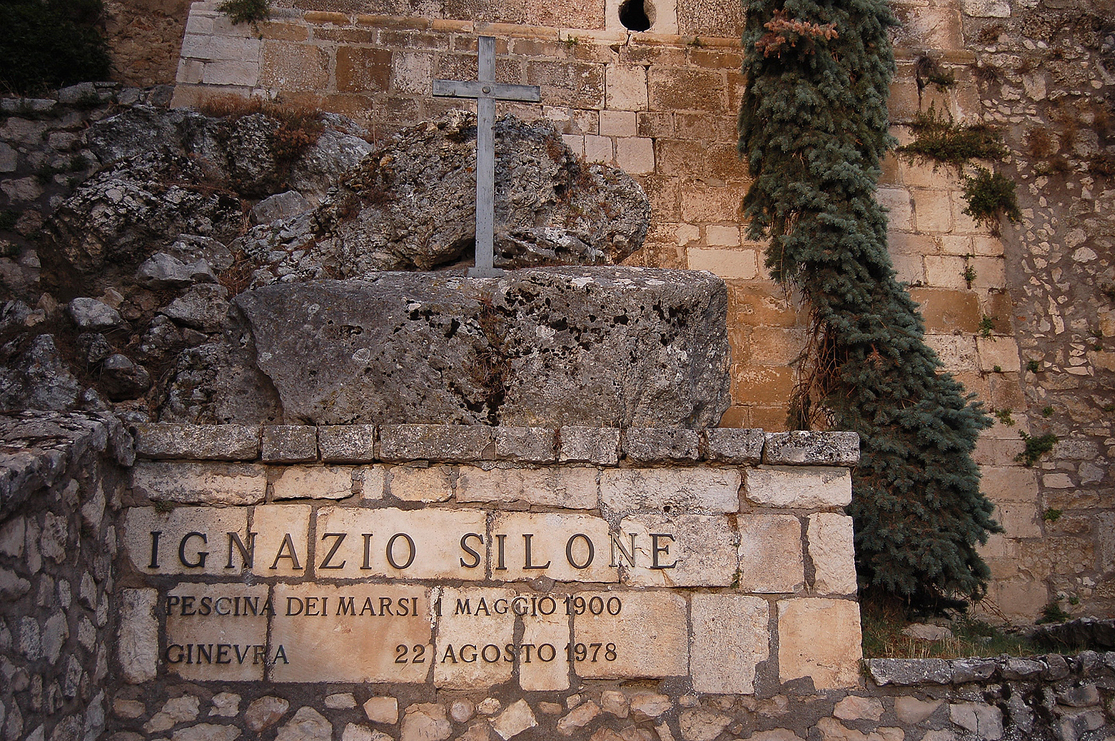 Graf van Silone (Pescina, Abruzzen, Itali), Grave of Silone (Pescina, Abruzzo, Italy)