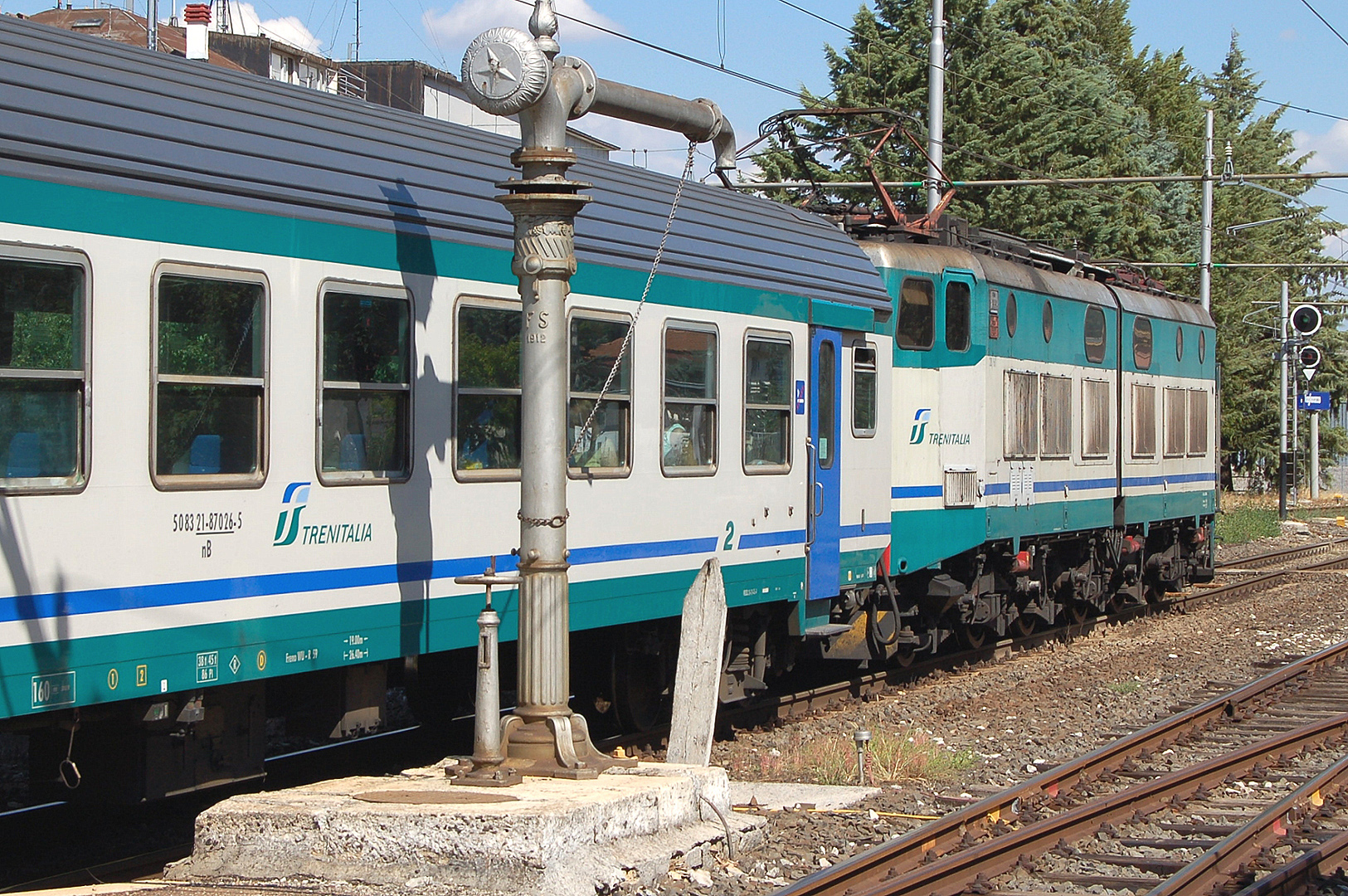 Trein (Abruzzen, Itali); Train (Abruzzo, Italy)
