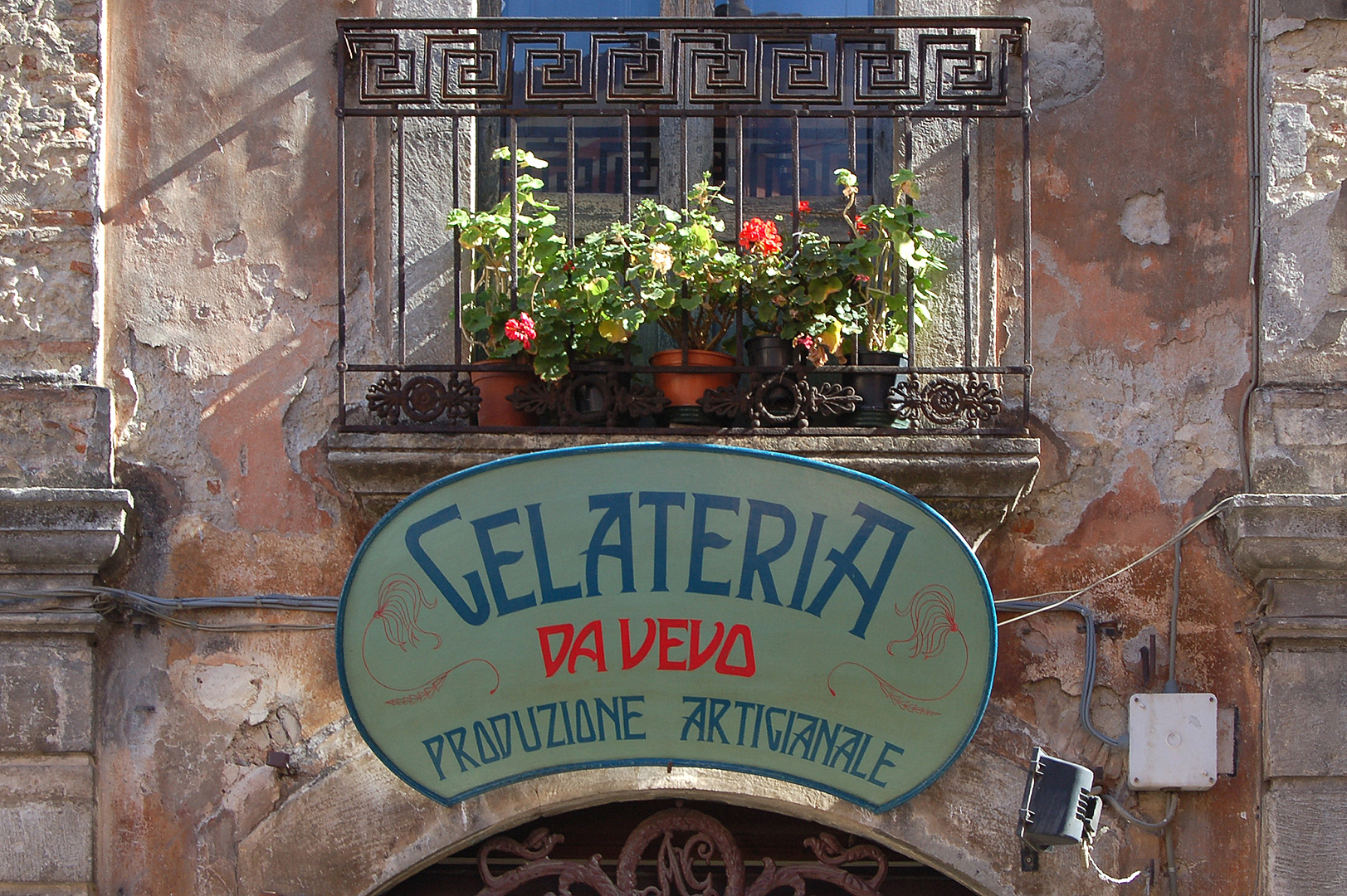 Ijssalon in Tagliacozzo (Abruzzen, Itali); Ice-cream parlour in Tagliacozzo (Abruzzo, Italy)