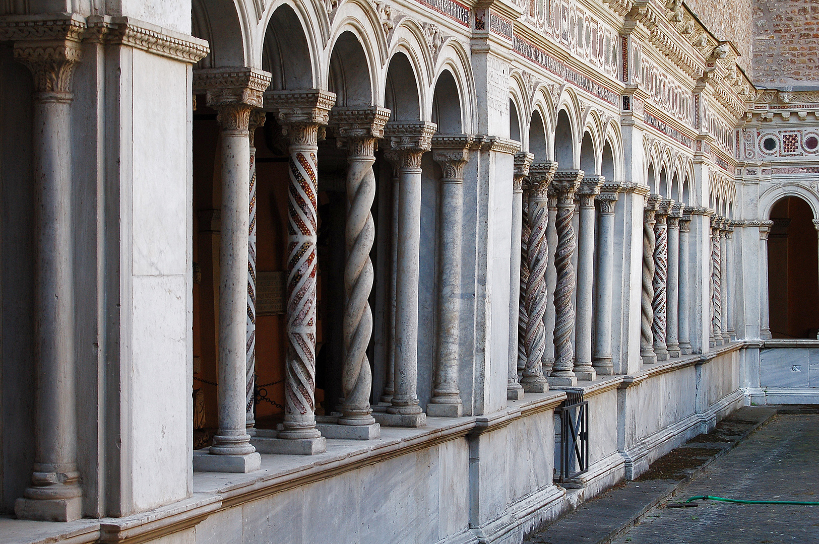 Kruisgang van Lateranen (Rome, Itali); Lateran cloister (Rome, Italy)