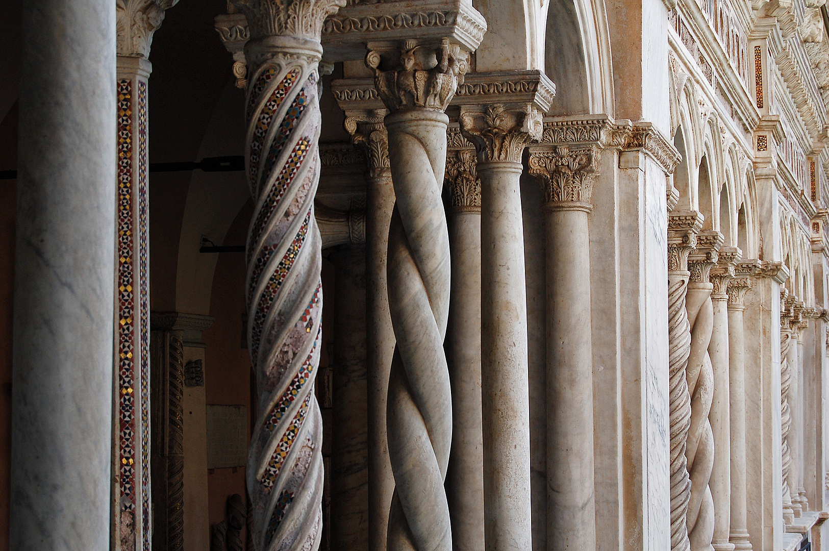 Kruisgang van Lateranen (Rome, Itali), Lateran cloister (Rome, Italy)