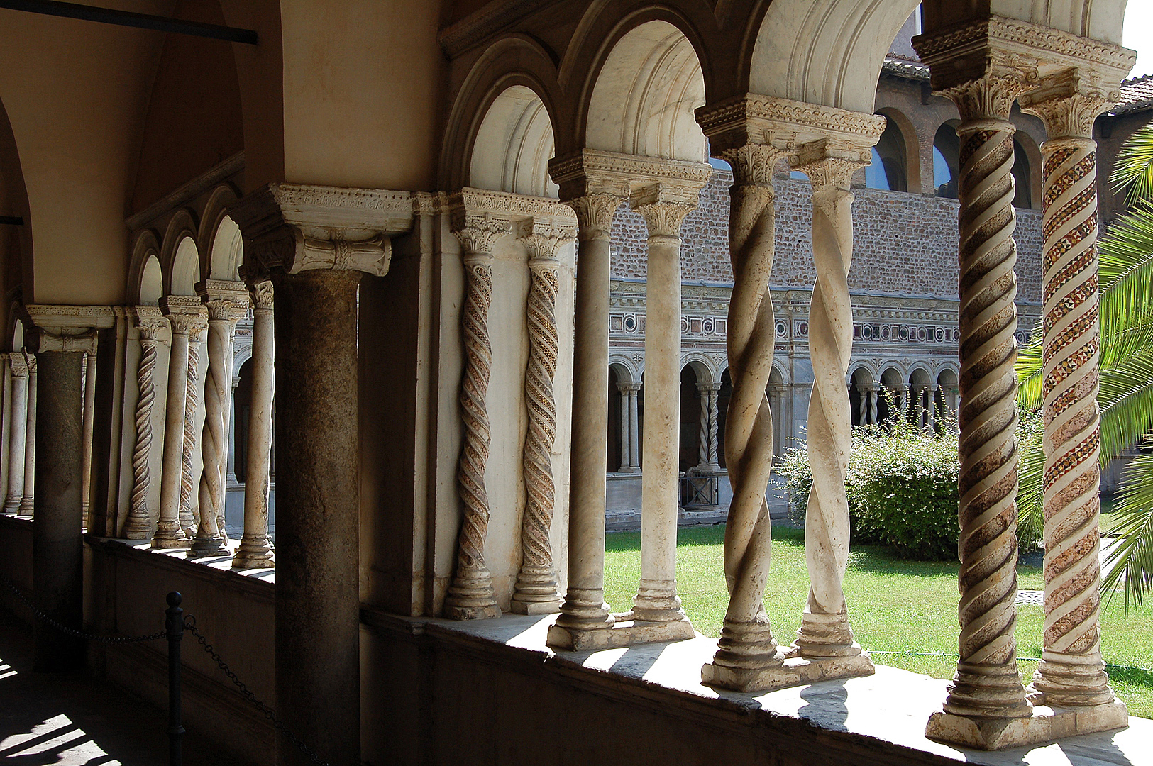 Kruisgang van Lateranen (Rome, Itali), Lateran cloister (Rome, Italy)