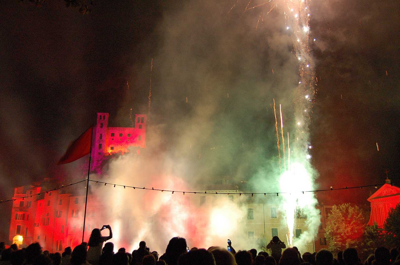 Vuurwerk in Dolceacqua (IM, Ligurië, Italië), Fireworks in Dolceacqua (IM, Liguria, Italy)