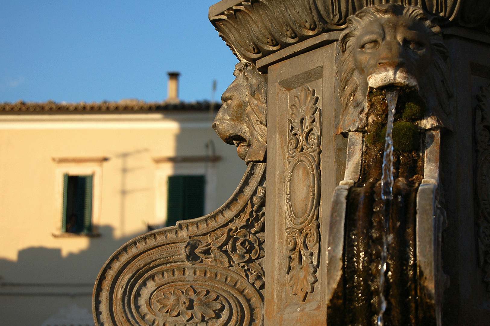 Fontein op het marktplein van Capestrano, Fountain on the market square of Capestrano