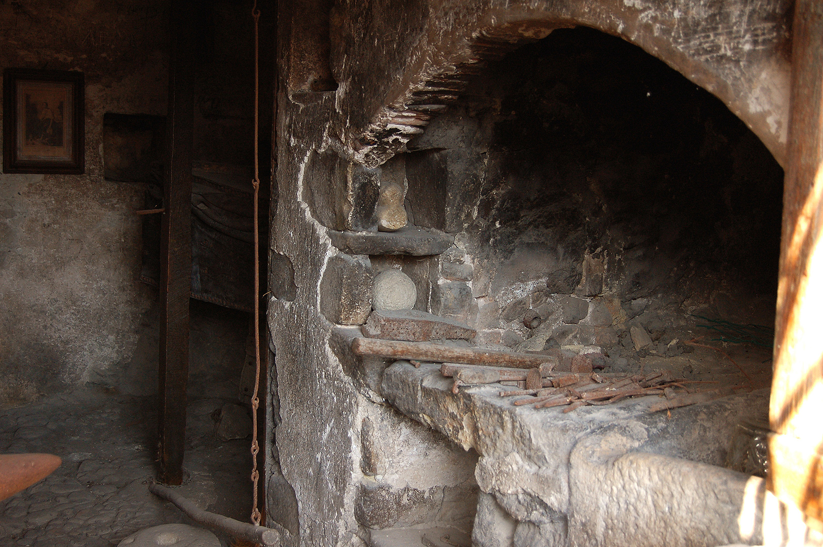 Oude smederij in Corvara (Abruzzen, Itali); Former blacksmith in Corvara (Abruzzo, Italy)