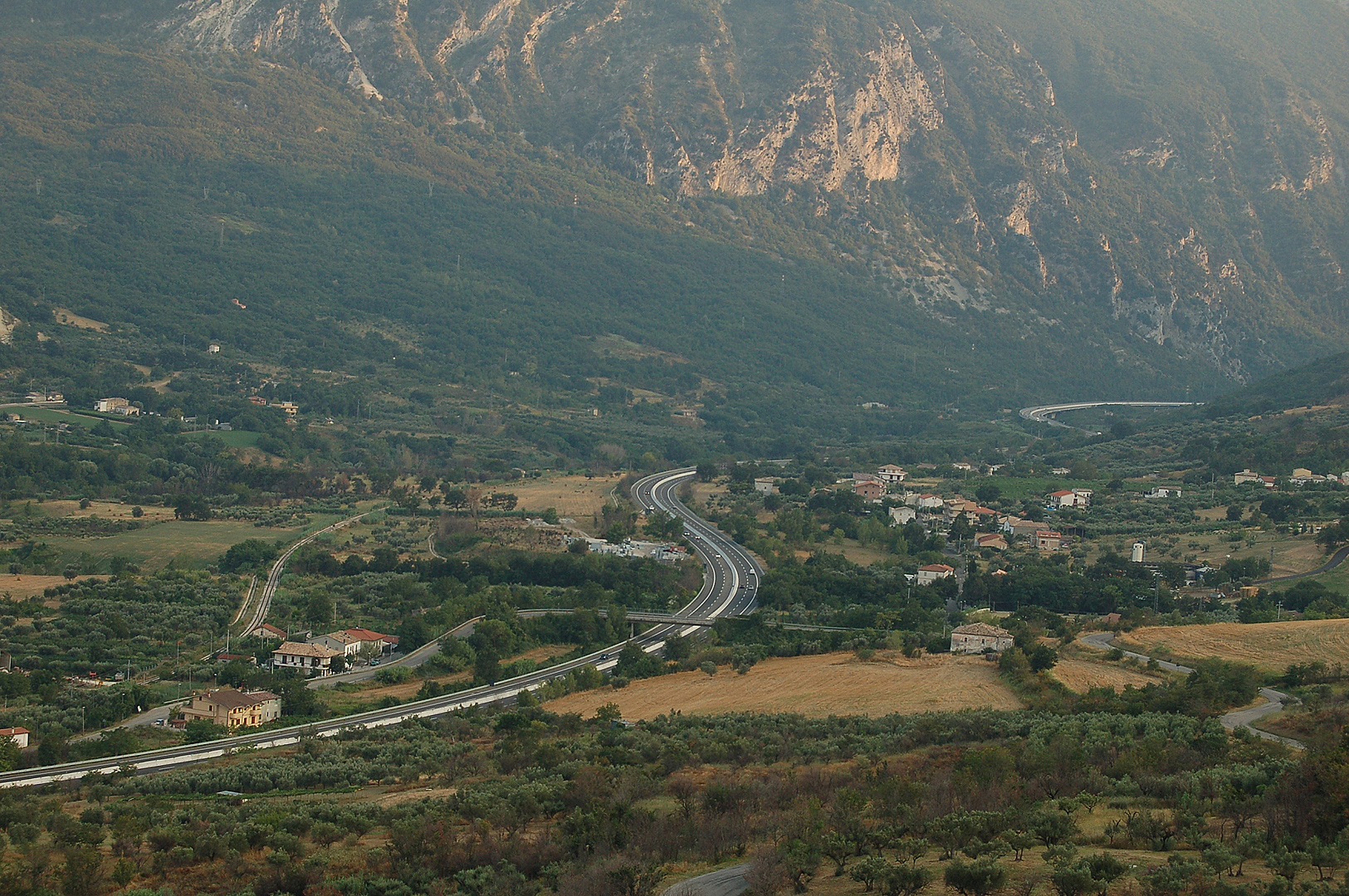 Autostrada bij Gole di Popoli (Abruzzen, Itali), Autostrada bij Gole di Popoli (Abruzzo, Italy)