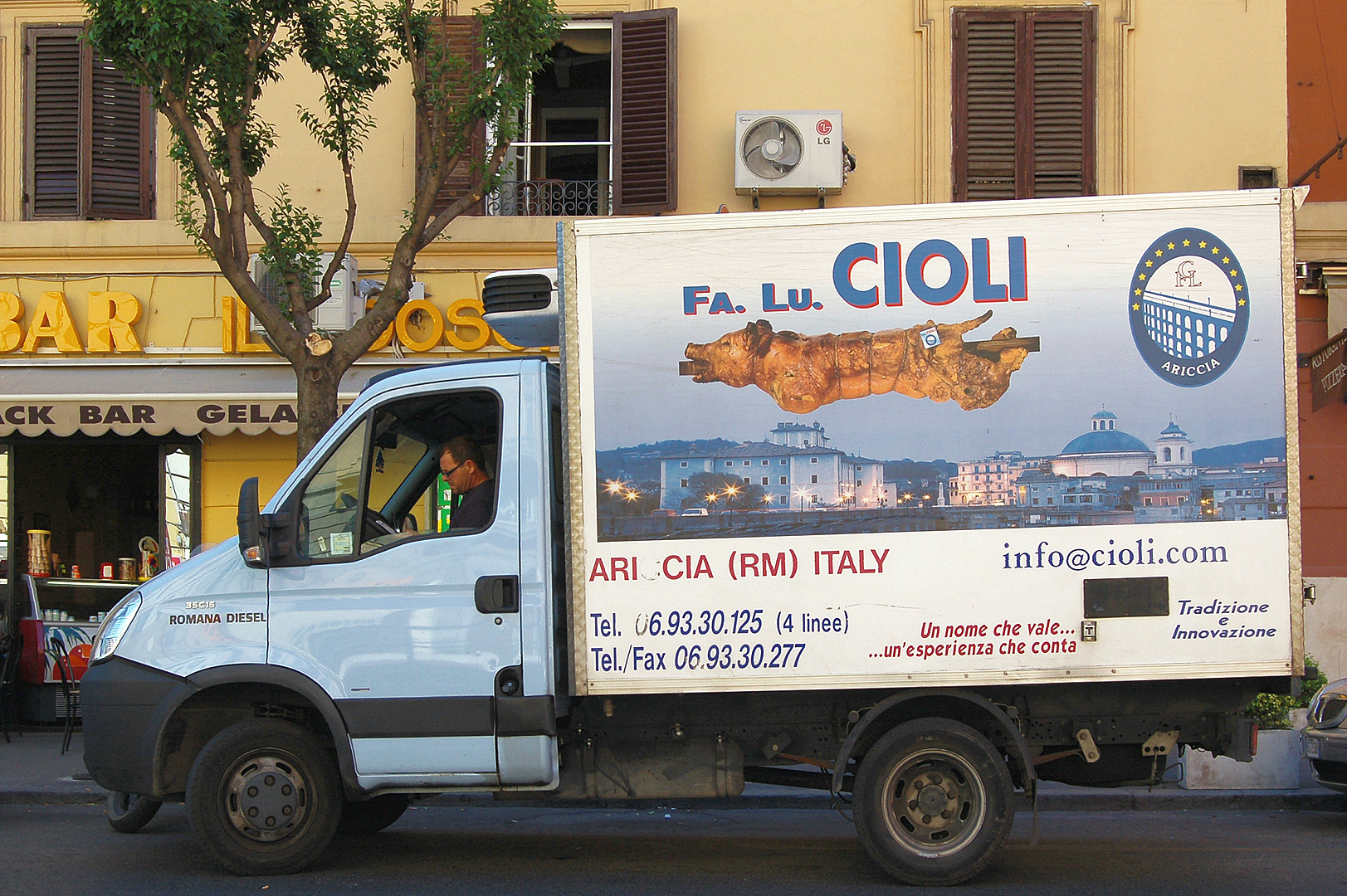 Vrachtwagen met Porchetta, Lorry carrying porchetta