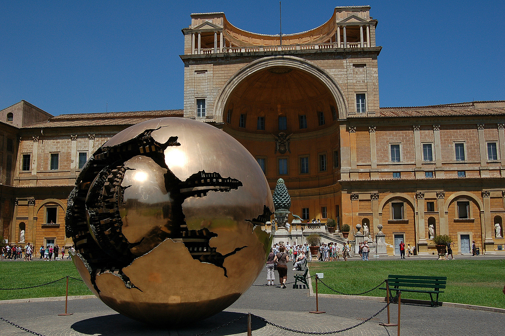 Arnaldo Pomodoro: 