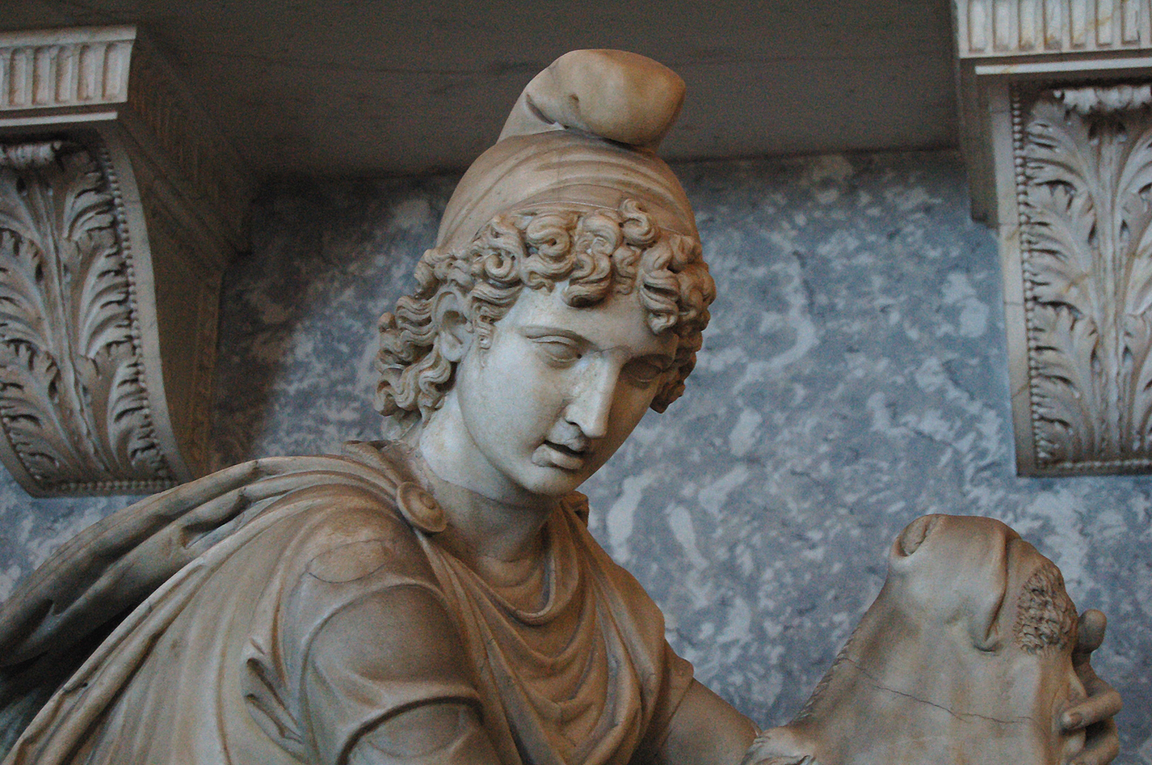 Mithras die een stier slacht (detail), Rome., Mithras and the Bull. Vatican Museums, Rome.